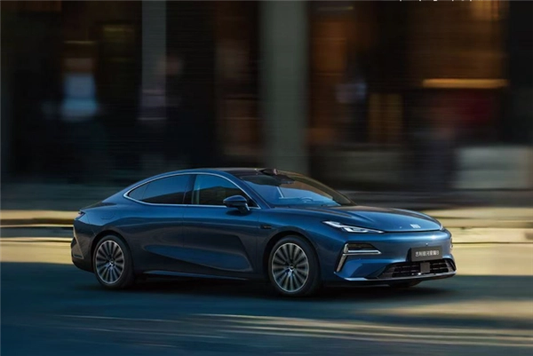 吉利汽车10月销量突破30万辆，创下历史新高；旗下银河系列提前完成年销百万的目标