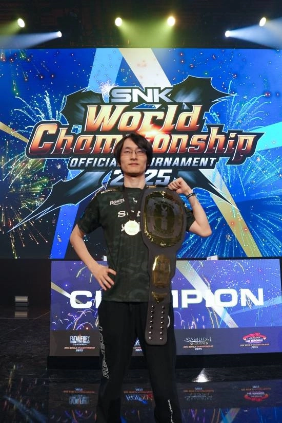 小孩曾卓君在SNKSWC赛事中斩获双项目佳绩，其中《拳皇15》项目夺得亚军