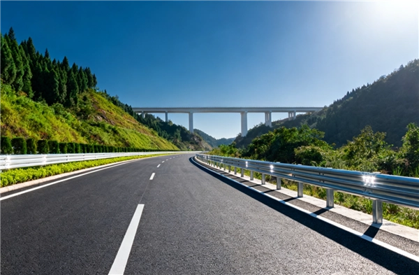 国内多条高速公路在收费期限届满后停止收费，通行费为0元