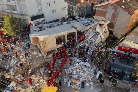 土耳其地铁施工引发公寓坍塌一家五口唯长女幸存