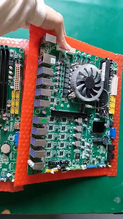 这块神奇的主板居然配备了36个USB接口！不过遗憾的是，它采用的是Intel老平台，而且所有接口都是USB-A类型的。