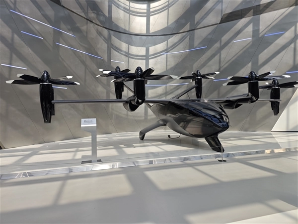 小鹏发布全新全倾转固定翼飞行汽车A868，其极速可达360km/h