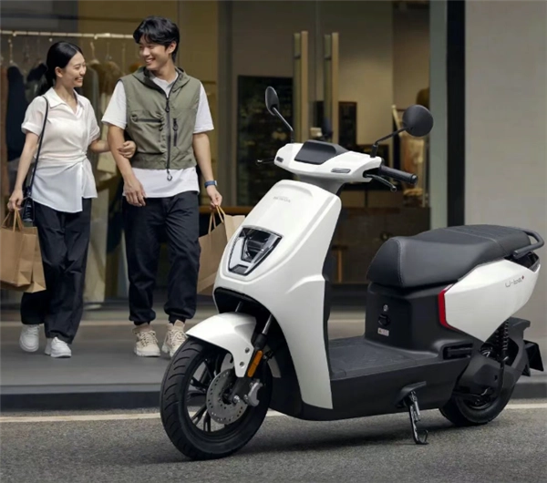 五羊本田电摩U-be+正式发布，售价5399元，最高时速可达57khp，满电续航里程为65km