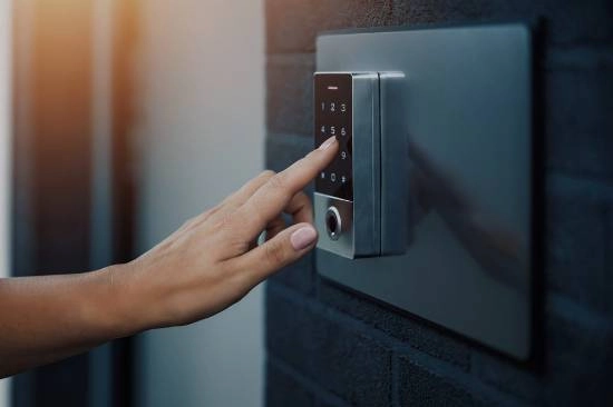 深夜开锁喊价26元上门后却收1300元，涉事商家作出回应