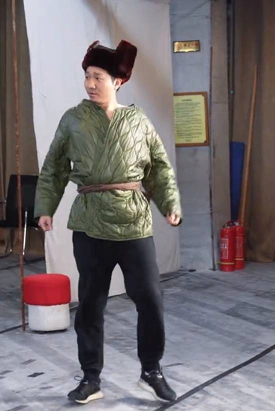 陈大愚重现陈佩斯小品中吃馄饨的经典片段网友感叹：简直是一个模子刻出来的