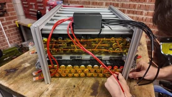 DIY达人用500支一次性电子烟，居然让自家房屋用上了电！