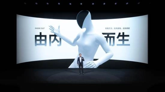 全新一代人形机器人IRON由小鹏发布