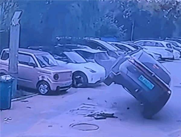 深蓝汽车碾过地砖时，连人带车一同被弹飞！网友惊叹：电池都撞烂了居然没起火
