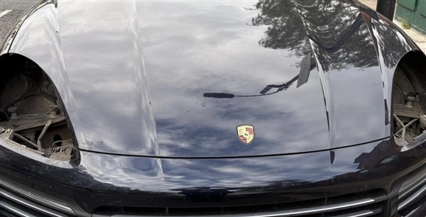 英国议员配偶的保时捷汽车大灯于伦敦失窃，短短一小时后便有人在公开渠道进行售卖