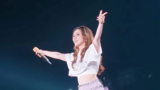 S15全球总决赛舞台上唯一的中国面孔——邓紫棋在开幕式燃情献唱主题曲