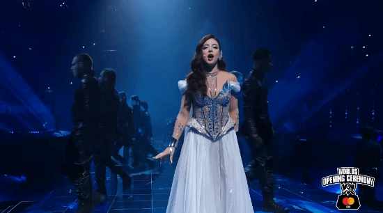 《英雄联盟》S15全球总决赛盛大开幕，美女歌手倾情献唱！究竟是六冠王朝延续辉煌，还是新王强势登基创造历史？