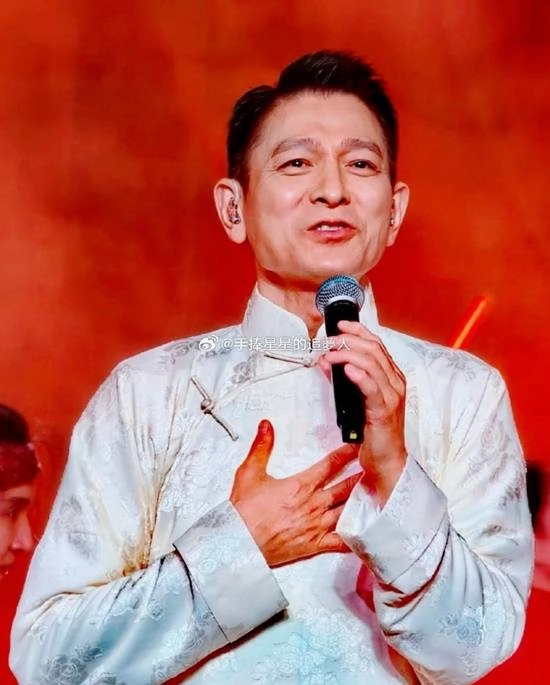 64岁的刘德华再度献唱《中国人》，全开麦演唱触动观众心弦