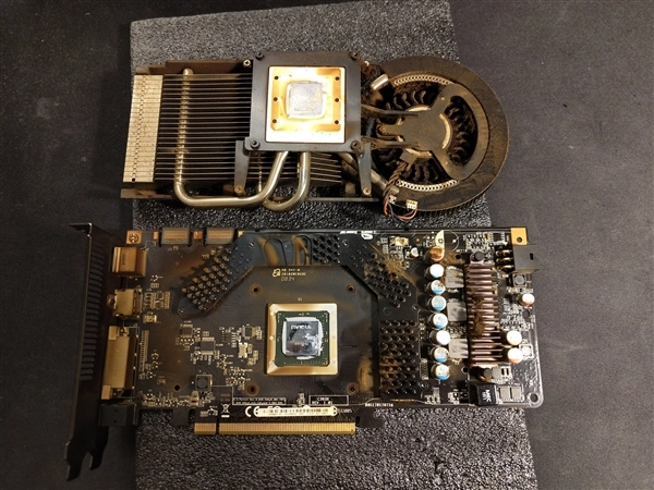 拆开后场面震撼！吸烟者使用17年的9800GT显卡：看一眼仿佛要吸入致癌物