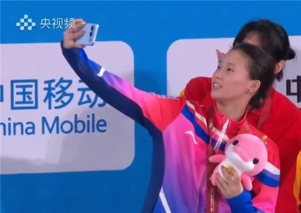 荣耀500真机首次亮相！全新横向跑道后摄外观看齐iPhoneAir