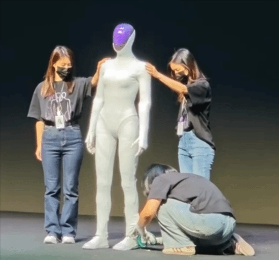 小鹏曾拒绝当场为"女性机器人"脱衣：不被信任的话也没办法