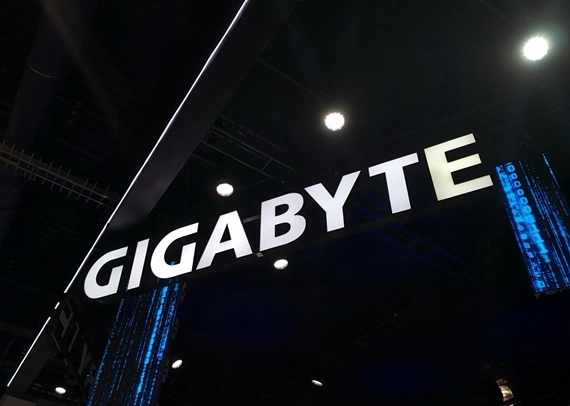 技嘉推出的新款主板搭载5英寸LCD屏幕，支持用户自定义显示内容