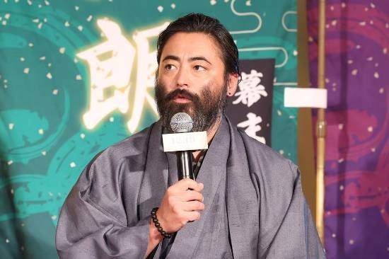 山田孝之以“大胡子”造型现身：昔日男神竟变身“野人”既视感