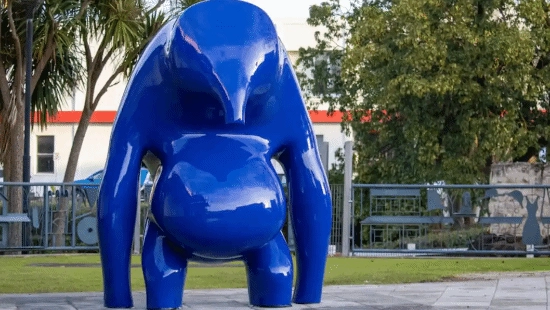 少女给价值13.6万澳元的雕塑贴卡通眼睛，因损坏财产罪被起诉