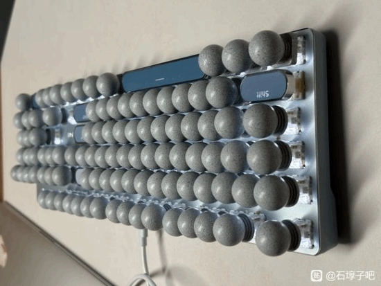 太会整活了！网友脑洞大开推出奇葩配件：石墩子造型键帽