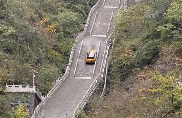 尴尬！奇瑞风云X3L挑战天门山台阶攀爬失利：溜车后撞损护栏