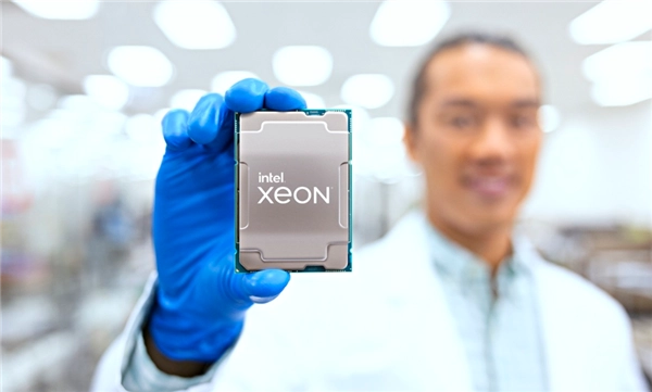 英特尔把散热器直接封装进芯片，散热能力得到大幅提升！