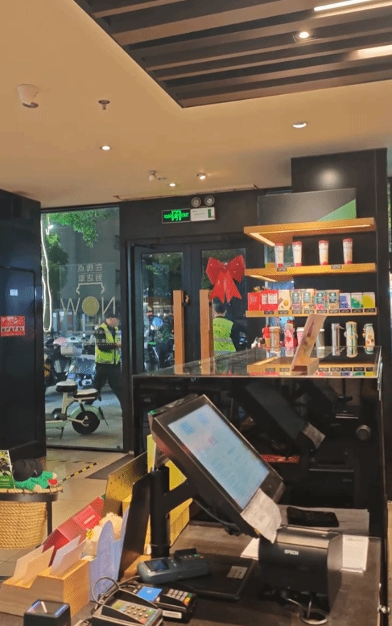 星巴克中国易主之后，门店里开始播放中文歌曲，曾经的“第三空间”氛围已然改变