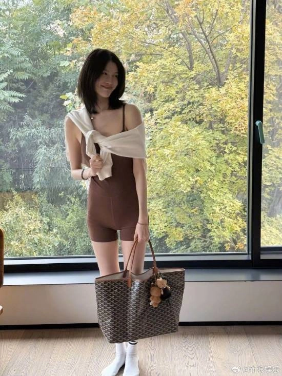 何穗产后近期照片曝光身材依旧匀称小腹不见凸起网友感叹：超模果然名不虚传