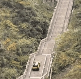 奇瑞复刻路虎攀爬天门山时溜车撞断护栏：天门山景区回应称景区为私人承包