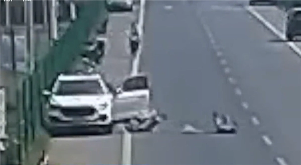 男子因“开门杀”导致电动车骑行者死亡，最终以交通肇事罪被判刑