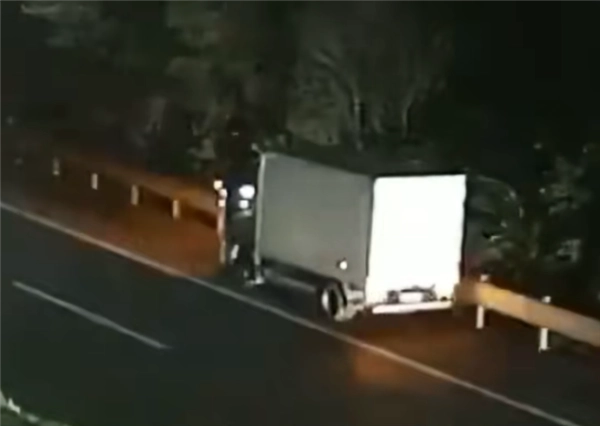 电动货车续航显示还剩60公里，结果实际开了十几公里就抛锚了