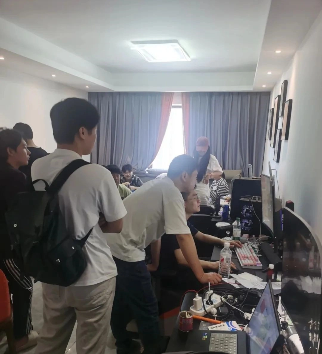 代打工作室利用外挂提升游戏段位，非法获利超25万元，相关人员已被刑事拘留