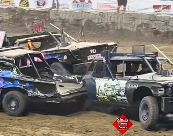 惊险瞬间！澳大利亚一辆赛车失控冲破护栏径直冲入观赛人群