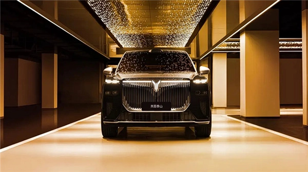 目标锁定45万元以上价位！岚图高管发声：大六座SUV领域，泰山与问界M9是焦点