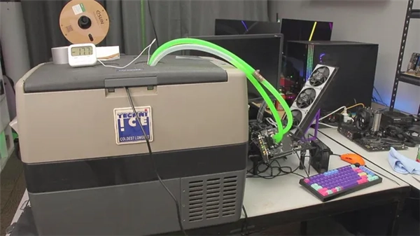 RTX5050靠冰箱辅助散热：频率暴涨23%达3.5GHz！刷新世界纪录