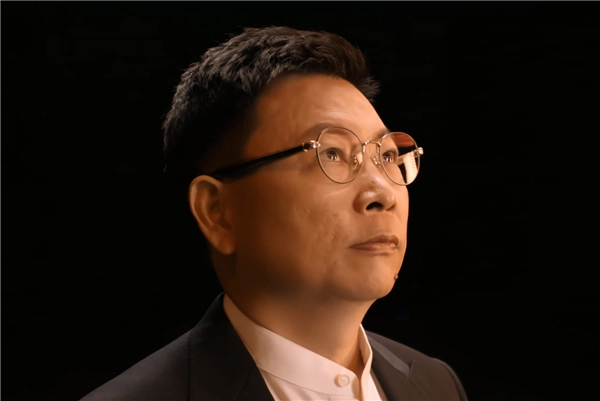 余承东首次公开华为Mate80ProMax真机！双圆环设计外观前所未有