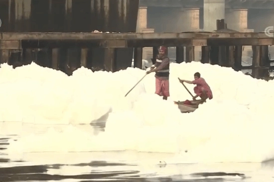 恒河水面已被有毒物质覆盖，但当地居民依旧愉快地在河中沐浴