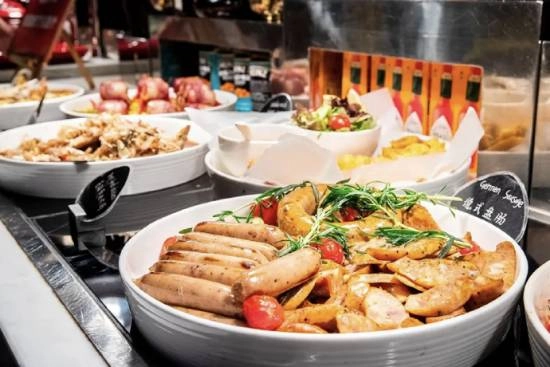 五星级酒店就推出40元剩菜盲盒一事作出回应，称此举在一定程度上达成了双赢效果