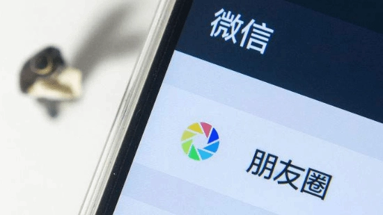 男子因朋友圈长期无人点赞而患上抑郁症，对他人的回复表现出过度敏感的状态