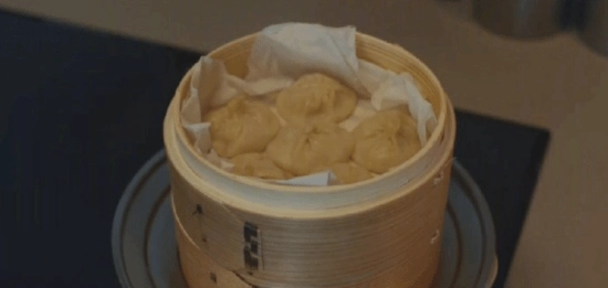 日剧教你小笼包的吃法：第一个蘸盐、第二个蘸醋、第三个蘸酱油……