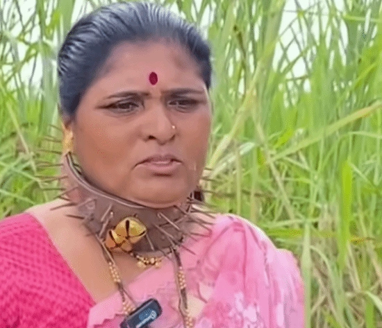 为防范豹子的突然袭击，印度的村民们都戴上了带有尖刺的脖圈