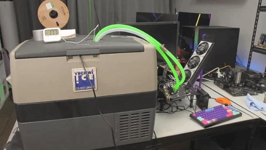 RTX5050靠冰箱辅助散热：频率猛增23%一举刷新世界纪录！