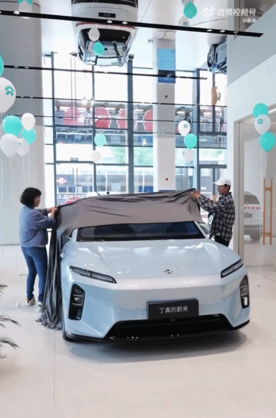 理塘丁真喜提蔚来新ET5T体验3分钟换电