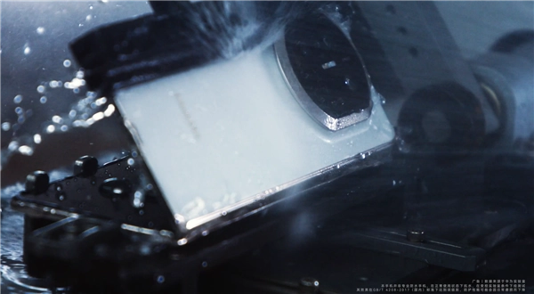 华为Mate X7首发折叠玄武架构！抗摔性能升级，80℃热水无压力