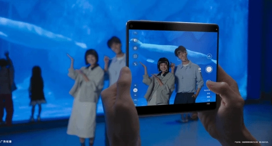 鸿蒙最强折叠屏！华为MateX7今日开启预订满血麒麟9030、第二代红枫影像的两个不同新文本为：