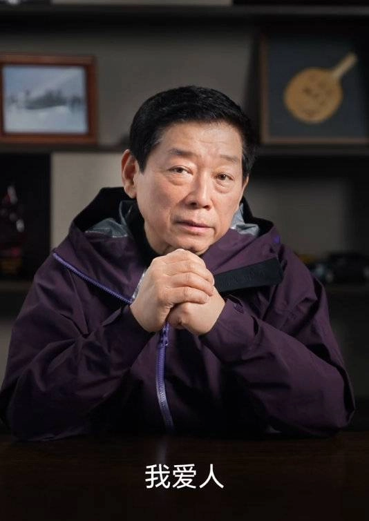 长城汽车的魏建军，把坦克400当作新年礼物送给妻子，他表示自己也是排队等车