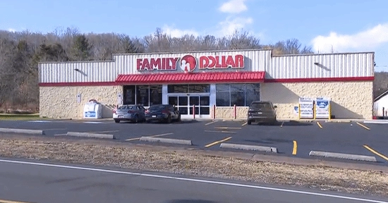 美国黑熊追逐男孩闯入商店径直跳上收银台