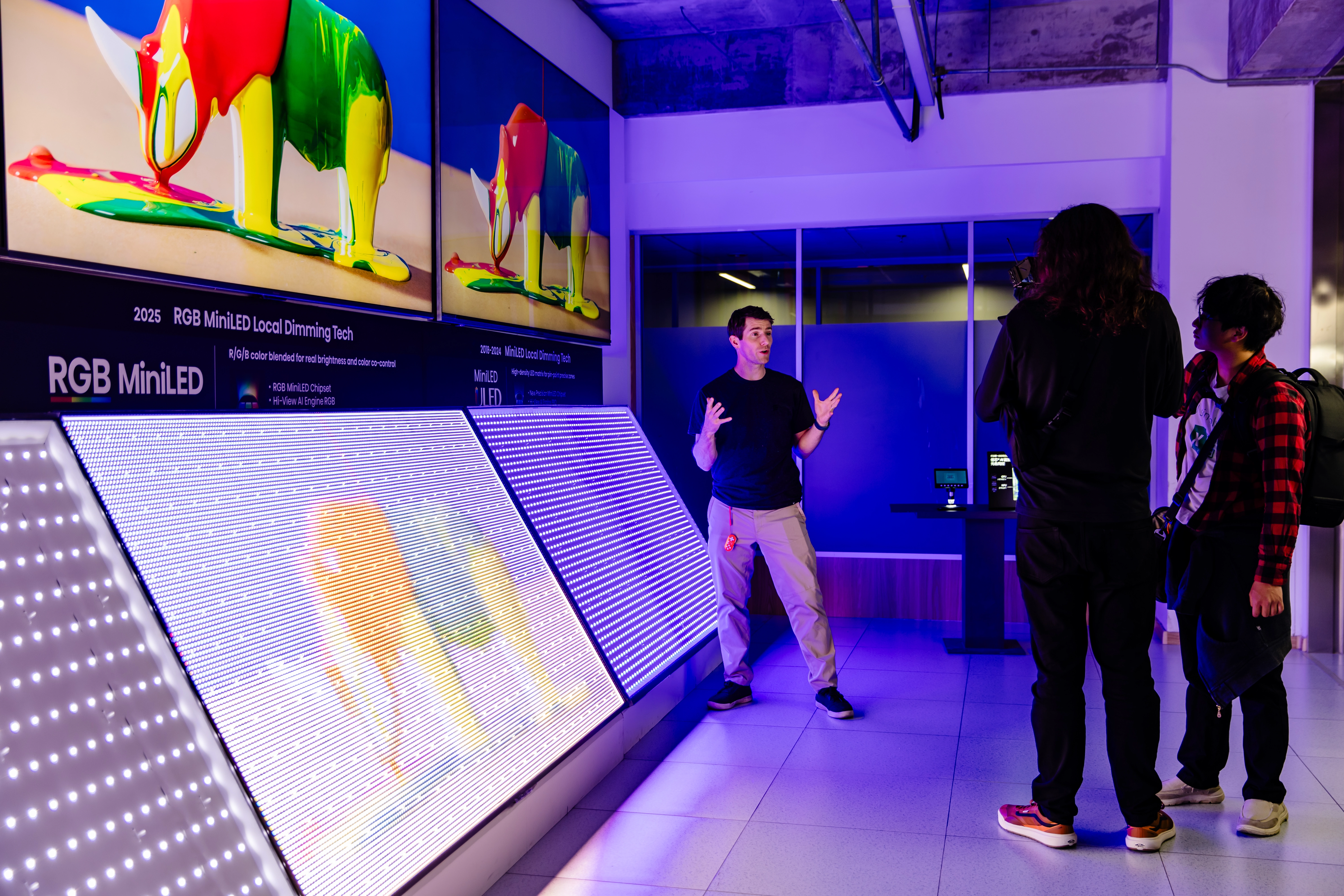 拥有千万粉丝的博主探访全球RGB-MiniLED技术的开创者海信，实地打卡顶级显示技术的诞生地