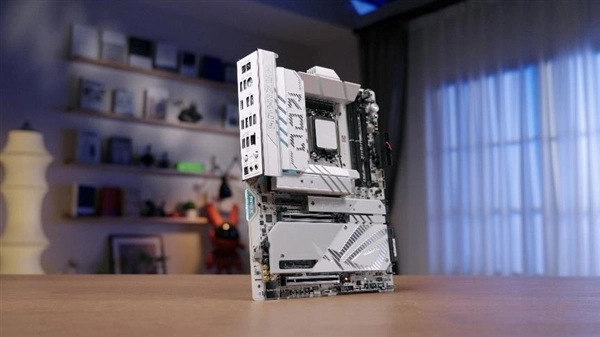 ROGMAXIMUSZ890APEX主板创DDR5超频新纪录:13322MHz频率突破业界极限