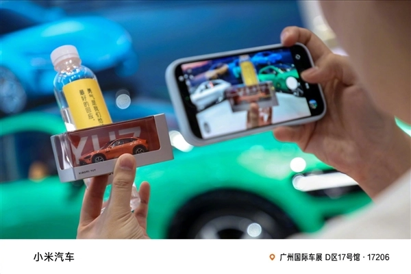 雷军欢迎各位前来广州车展游览，小米展台会派送矿泉水和1万个合金车模
