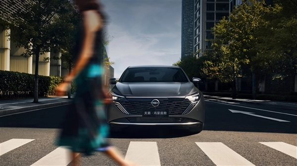 日产天籁鸿蒙座舱版正式上市，作为燃油车全球首搭车型，限时起售价12.99万